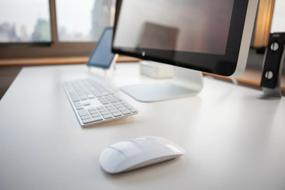 Un bureau d'agence web, écrans et plan de travail