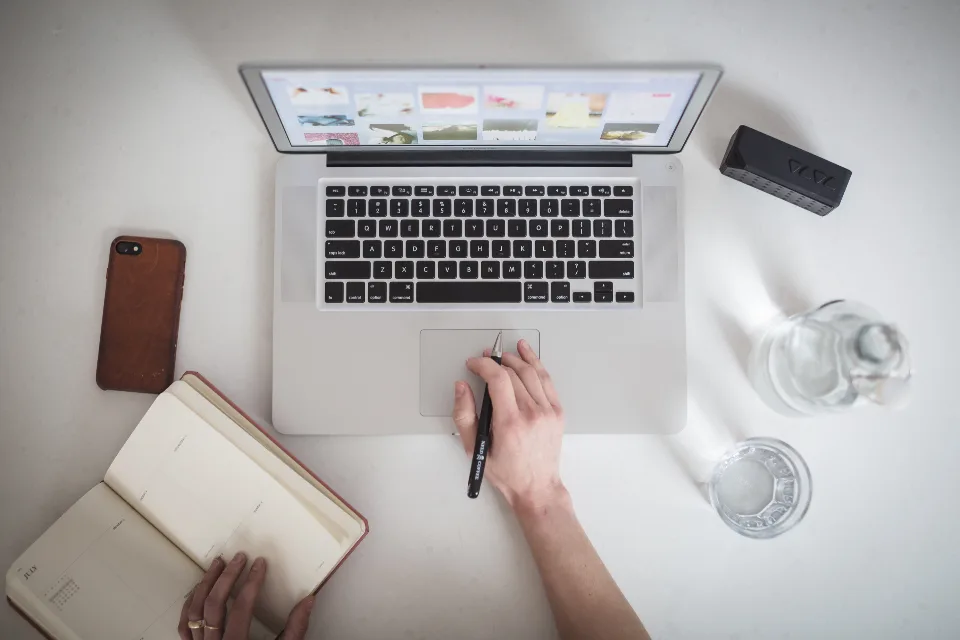 Une entrepreneuse au téléphone à son bureau