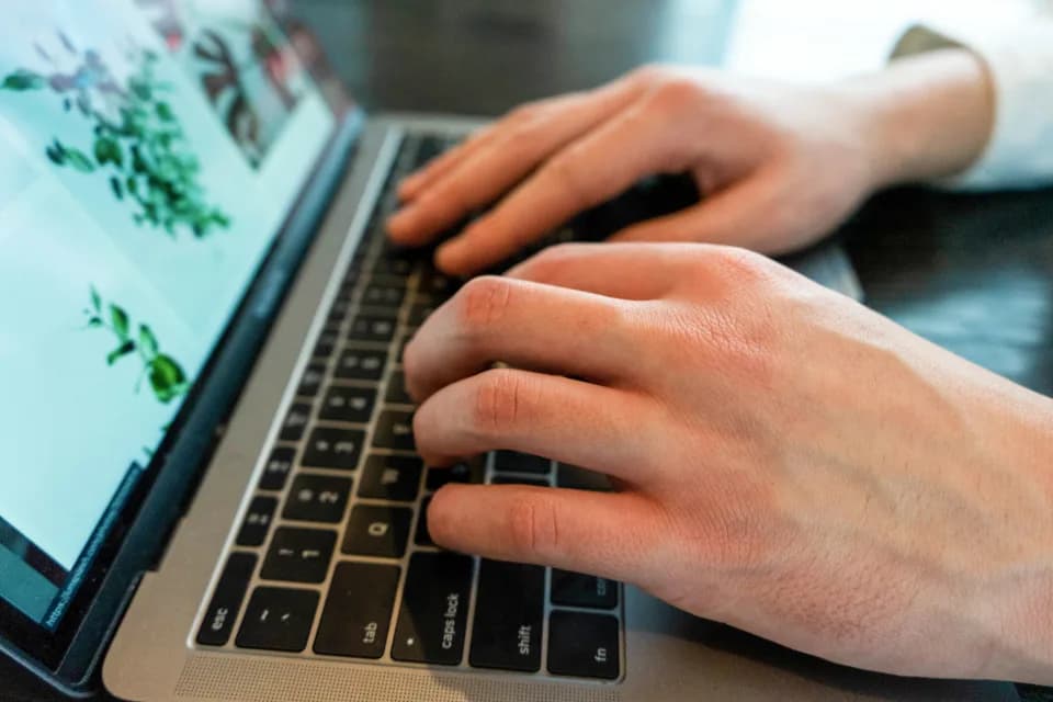 Gros plan sur des mains qui tapent sur un clavier