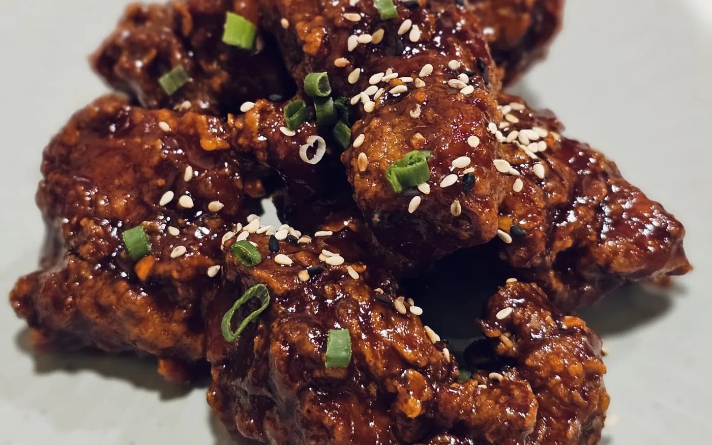 Morceaux de poulet frit croustillants au sésame